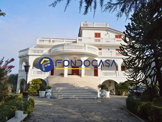 Villa in Vendita a Amorosi, 450'000€, 580 m²