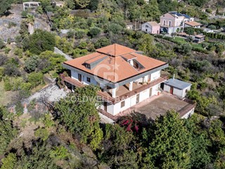 Villa in Vendita a Aci Sant'Antonio, 590'000€, 405 m²