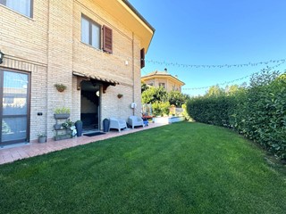 Villetta a schiera in Vendita a Fabriano, 170'000€, 100 m²