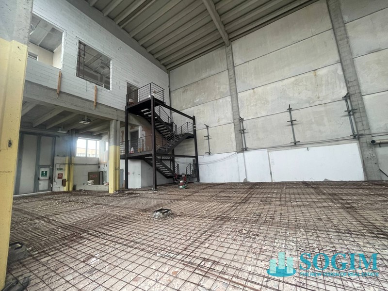 Capannone in Vendita a Brugherio, 950'000€, 1000 m²