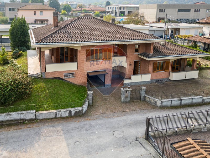 Casa Semi Indipendente in Vendita a Mesenzana, 450'000€, 250 m²