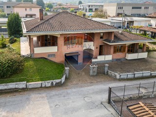 Casa Semi Indipendente in Vendita a Mesenzana, 450'000€, 250 m²