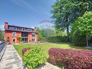 Villa in Vendita a Romano d'Ezzelino, 850'000€, 760 m²