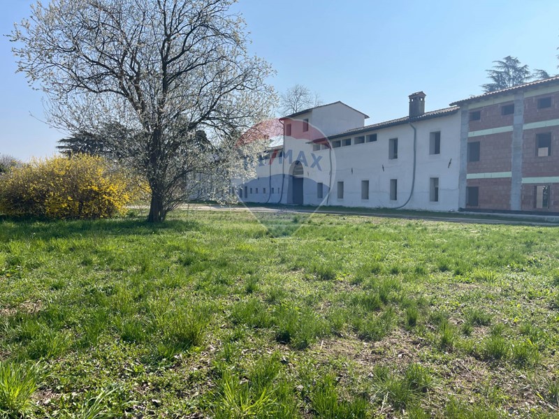 Rustico in Vendita a Romano d'Ezzelino, 1'500'000€, 1100 m²
