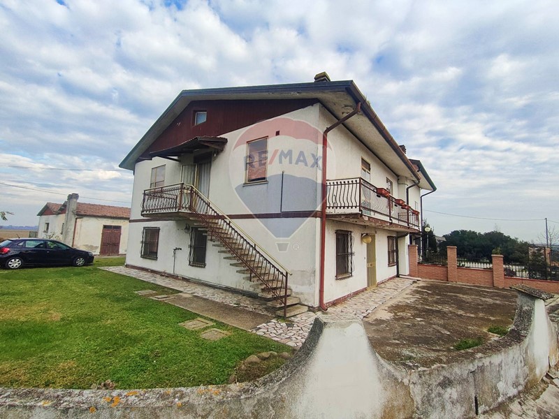 Casa Semi Indipendente in Vendita a Tresignana, 65'000€, 230 m²