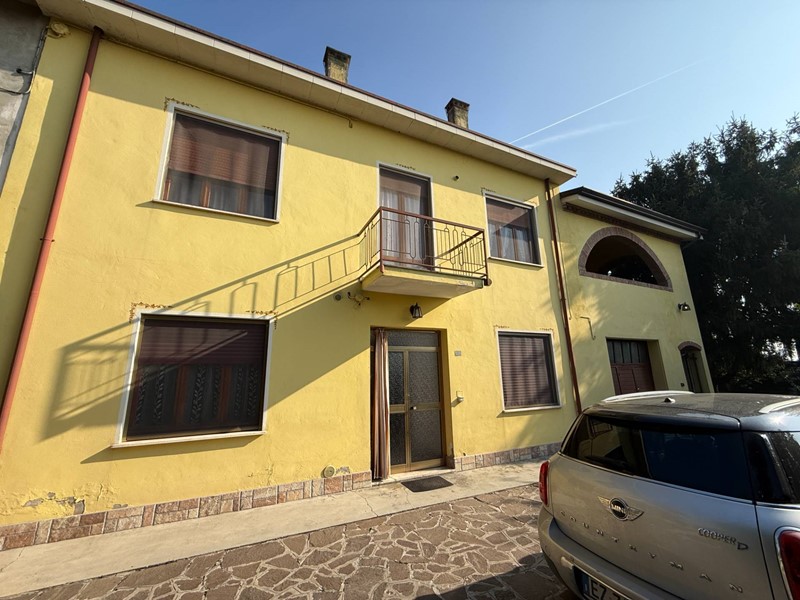 Quadrilocale in Vendita a Poggio Rusco, 120'000&euro;, 110 m²