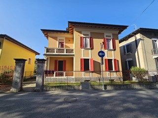 Appartamento in Affitto a Laveno Mombello, 850&euro;, 120 m²