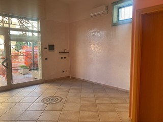 Negozio in Vendita a Pomezia, 50'000€, 35 m²