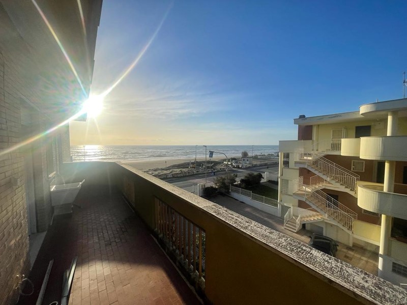 Trilocale in Vendita a Pomezia, 125'000&euro;, 65 m²