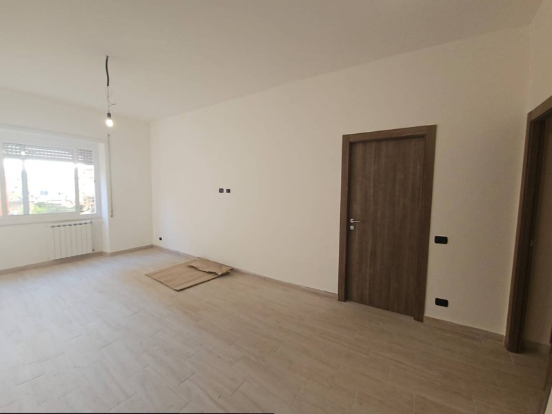 Trilocale in Vendita a Pomezia, 150'000&euro;, 70 m²
