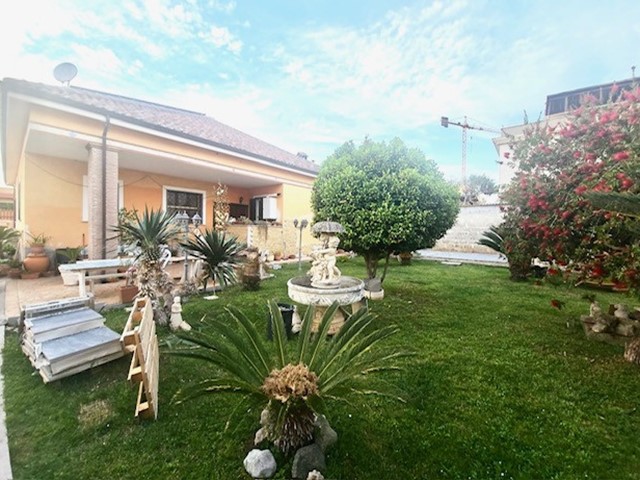 Casa Indipendente in Vendita a Pomezia, 375'000€, 250 m²