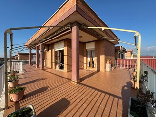 Attico in Vendita a Pomezia, 145'000€, 70 m²