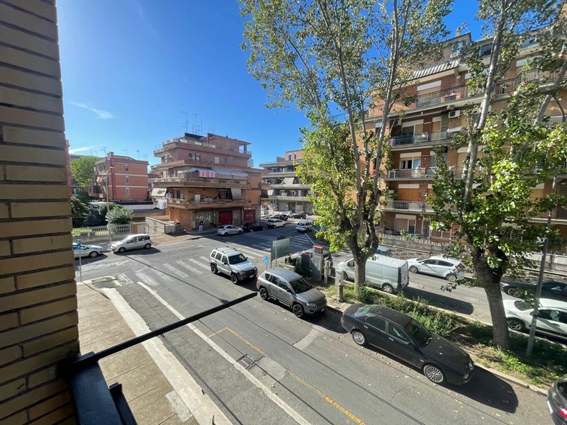 Trilocale in Vendita a Pomezia, 129'000&euro;, 80 m²