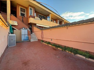 Villetta a schiera in Vendita a Pomezia, 79'000€, 65 m²