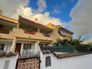 Villetta a schiera in Vendita a Pomezia, 180'000€, 110 m²