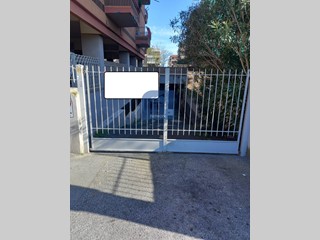 Magazzino in Vendita a Pomezia, 45'000€, 100 m²