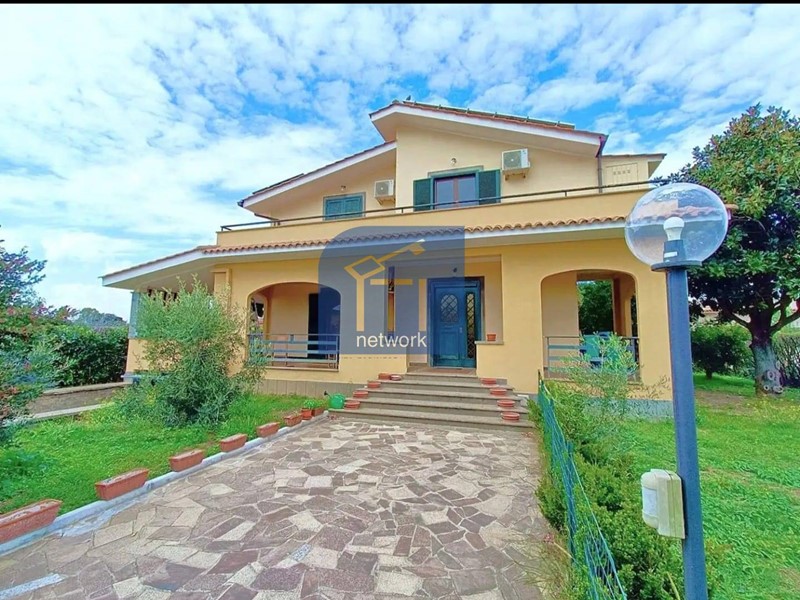 Villa in Vendita a Aprilia, 244'000€, 210 m²