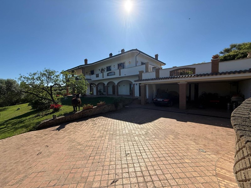 Villa in Vendita a Pomezia, 1'400'000€, 350 m²