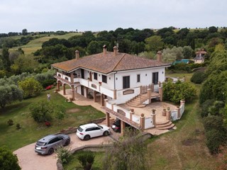 Villa in Vendita a Pomezia, 1'400'000€, 350 m²