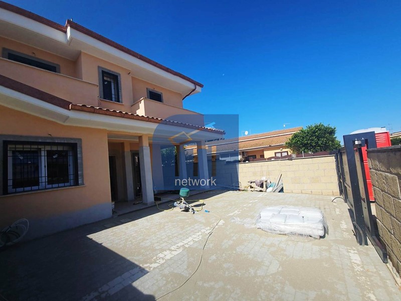 Villa in Vendita a Pomezia, 270'000€, 110 m²
