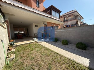 Villa in Vendita a Pomezia, 227'000€, 100 m²