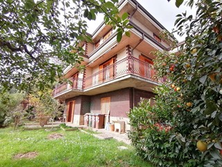 Villa in Vendita a Deruta, 249'000€, 330 m²