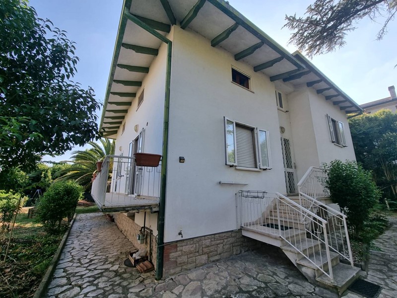 Casa Indipendente in Vendita a Deruta, 180'000€, 190 m²