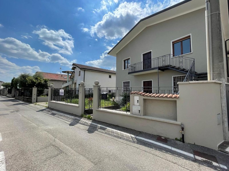 Quadrilocale in Vendita a Castrezzato, 180'000€, 180 m²