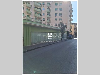 Negozio in Affitto a Salerno, 2'700€, 263 m²