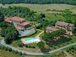 Casale in Vendita a Pomarance, 1'350'000€, 550 m², arredato