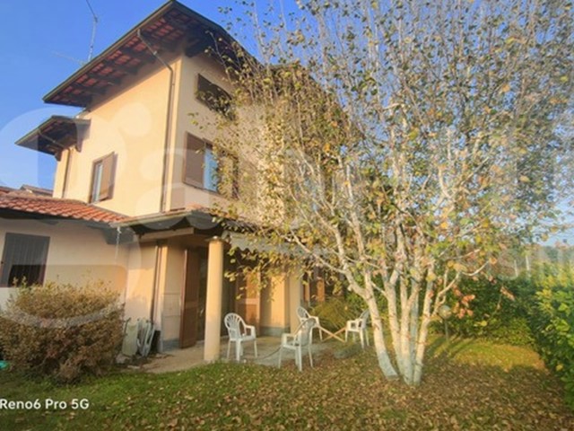 Villetta a schiera in Vendita a Zumaglia, 195'000&euro;, 210 m², con Box