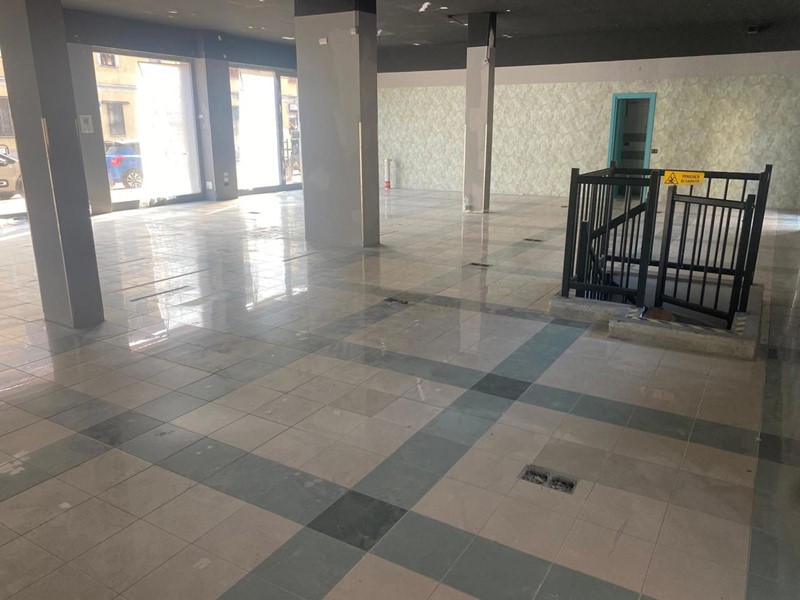 Negozio in Affitto a Cornaredo, 2'170€, 222 m²