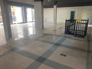 Negozio in Affitto a Cornaredo, 2'170€, 222 m²