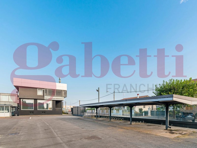 Capannone in Vendita a Uboldo, 3'500'000€, 3775 m²