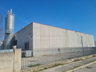 Capannone in Affitto a Ponso, 1'300€, 665 m², con Box