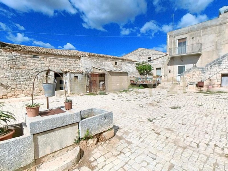 Casa Indipendente in Vendita a Modica, 499'000€, 700 m², arredato, con Box
