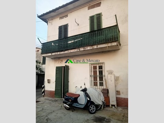 Casa Semi Indipendente in Vendita a Capannori, 75'000€, 100 m²