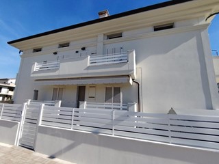 Trilocale in Vendita a Carrara, zona Marina di Carrara, 345'000€, 110 m², arredato