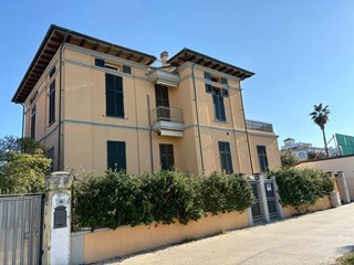 Appartamento in Vendita a Massa, zona Marina di Massa, 340'000€, 100 m², arredato