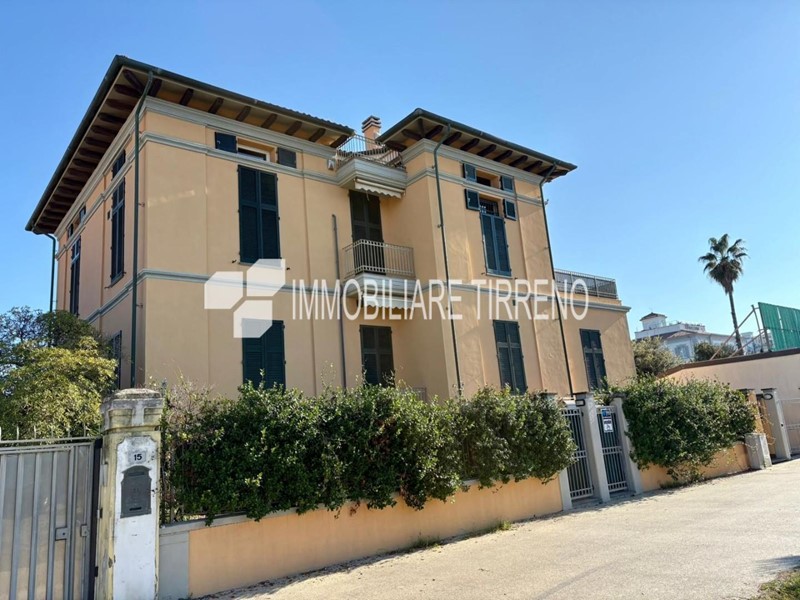 Appartamento in Vendita a Massa, zona Marina di Massa, 340'000&euro;, 100 m², arredato