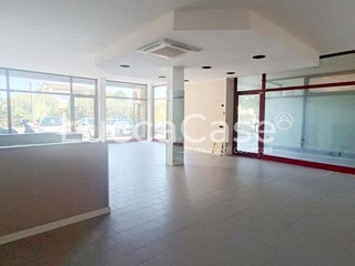 Immobile commerciale in Affitto a Capannori, 1'100€, 161 m²