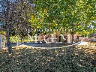 Casa Indipendente in Vendita a Bientina, zona Quattro Strade, 328'000€, 260 m², con Box