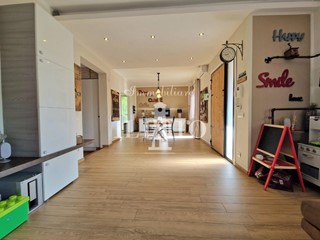 Villa in Vendita a Campi Bisenzio, zona San Donnino, 620'000€, 243 m², con Box