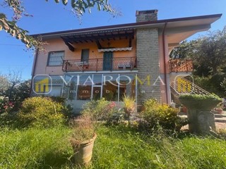 Casa Indipendente in Vendita a Capannori, zona Massa Macinaia, 430'000€, 150 m², arredato, con Box