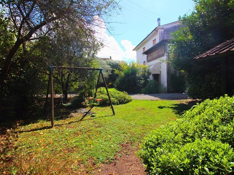 Casa Semi Indipendente in Vendita a Lucca, zona Nozzano, 295'000&euro;, 240 m²