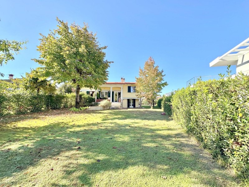 Villa bifamiliare in Vendita a Pietrasanta, zona Focette, 850'000€, 180 m², arredato
