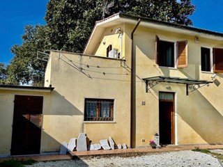 Villa bifamiliare in Vendita a Pietrasanta, zona Ponte Rosso Crociale, 345'000€, 100 m², arredato