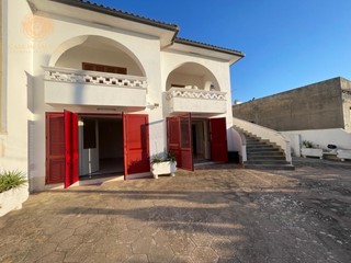 Villa in Vendita a Gagliano del Capo, 295'000€, 470 m², con Box