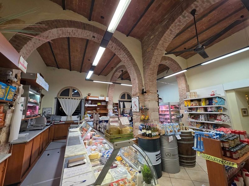 Negozio in Affitto a Carrara, 850€, 120 m²