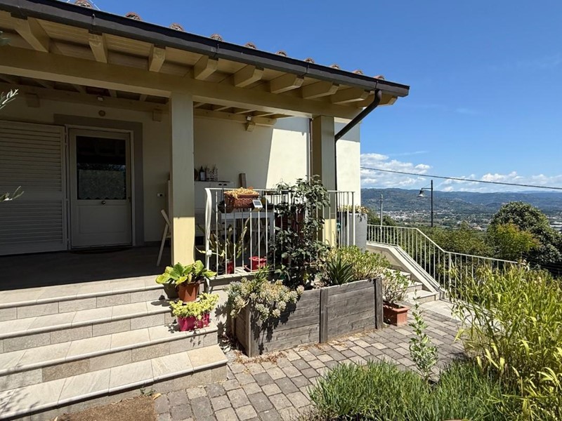 Villa in Vendita a Montecarlo, 485'000&euro;, 150 m², arredato, con Box